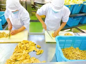 油揚げを切っています