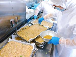 松風焼きのごまをふっている