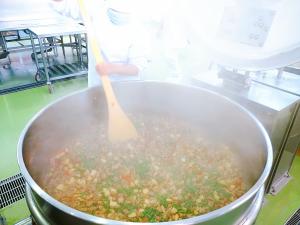 筑前煮を作っている