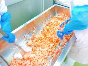 紅白なますを作っている