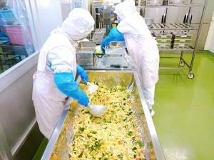 ブロッコリーサラダを作っています