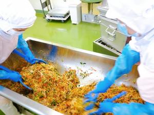 大豆いりのごま和えを作っています