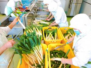 上州ねぎをたくさん使ってラーメンスープを作ります