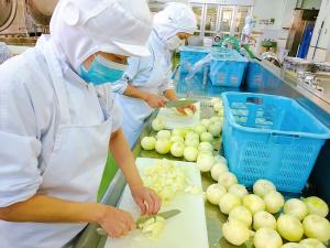 カレーの玉ねぎを切っています