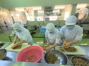 しいたけをみじん切りにきる