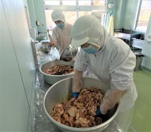 鶏肉に下味をつける