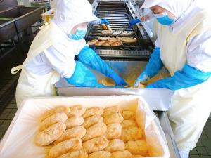 きなこあげパンを揚げている様子