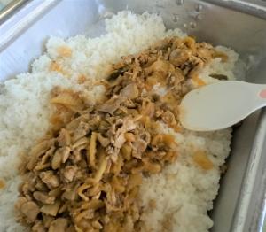キムタクご飯の具をまぜていく