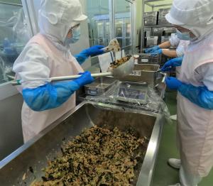 ツナおかか和えを配食する