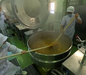 ソースと麺を和える