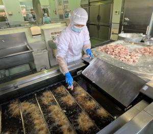 から揚げを揚げる