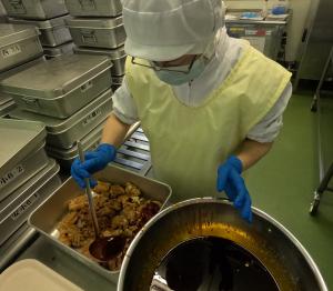 甘辛のタレをかける