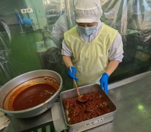 トマトソースをかける