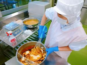 ドレッシングをつくっています