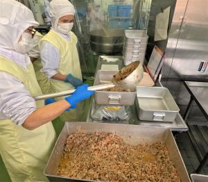 プルコギを配食する