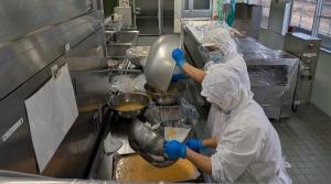 卵液を鉄板に流しています