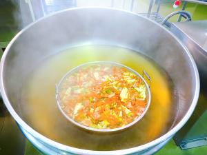 野菜くずでだしをとっています