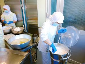 クリームチーズに缶の汁を入れて滑らかにしています