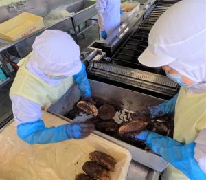 揚げパンにココアをつける