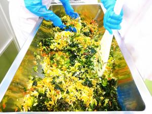 海藻サラダを作っている様子