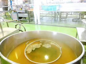 かつお節と昆布でだしをとっています