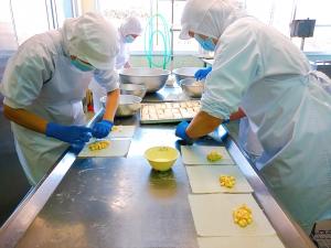 春巻きを作っています