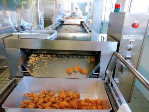 からあげを揚げています