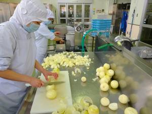 玉ねぎを切っています