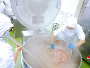 ビビンバの豚肉を入れています