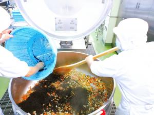 五目ひじきを作っています