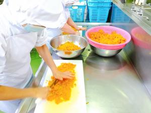 つぼづけを切っています