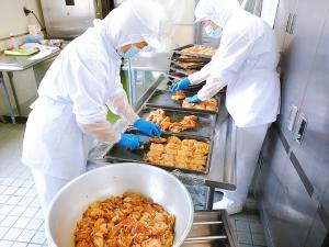 下味をつけた鶏肉を並べています