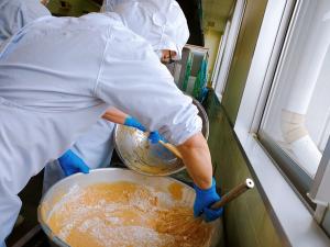 蒸しパンの生地を作っています