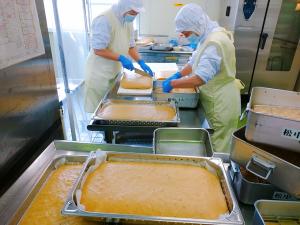 蒸しパンを配食しています