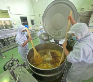 やきそばにソースをからませる