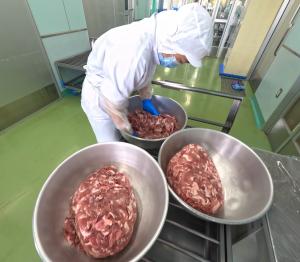 肉に酒をまぶす