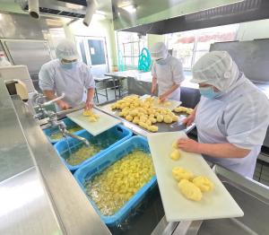 じゃがいもを切る