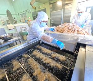 から揚げを揚げる