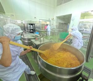 スパゲティをまぜる