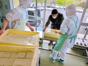 豆腐を納める浦野豆腐店