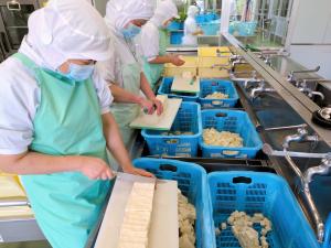 豆腐を切っています