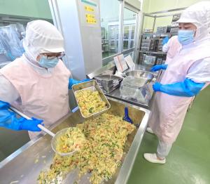 サラダを配食する