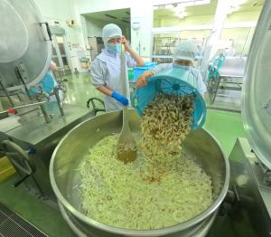 しめじをいれる