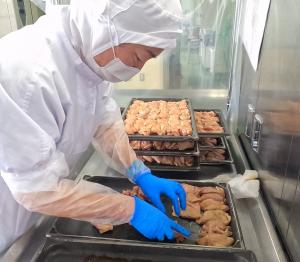 鶏肉をきれいに並べる