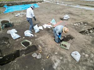 総柱建物の発掘風景