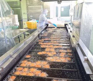 白身魚を揚げる