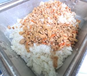 ごはんと具を混ぜる