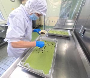 甘納豆をのせる