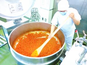 チキンライスの具を作っています