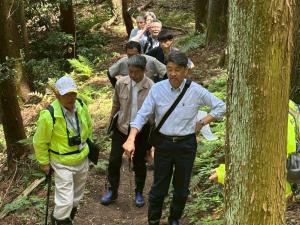 5月19日小田原市・加藤市長が松井田城址を視察3